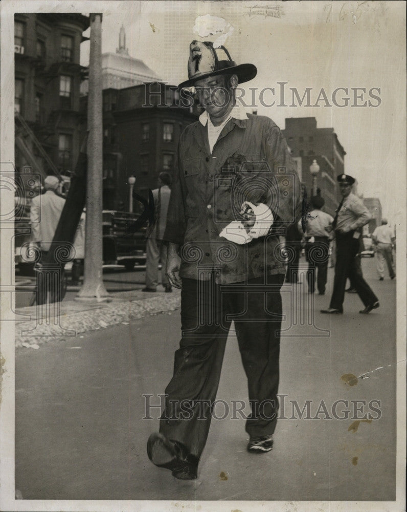 1956 Press Photo Police &amp; firemen at scene of a crime - Historic Images