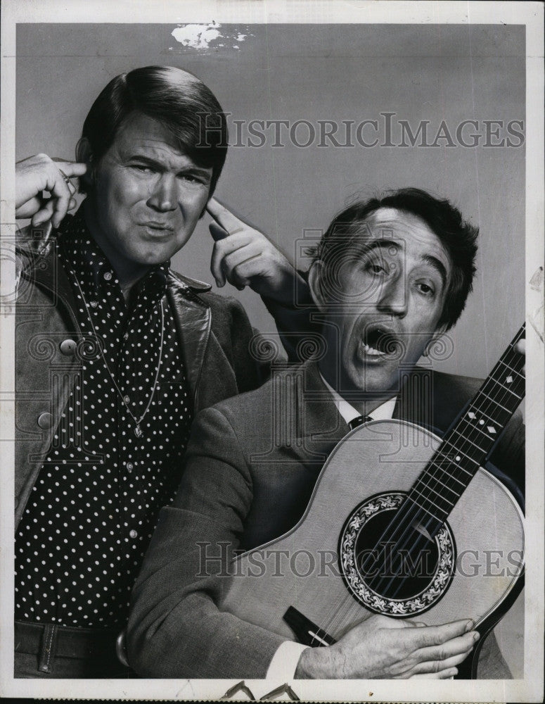 1969 Press Photo Glen Campbell, Pat Paulsen &quot;The Glen Campbell Goodtime Hour&quot; - Historic Images