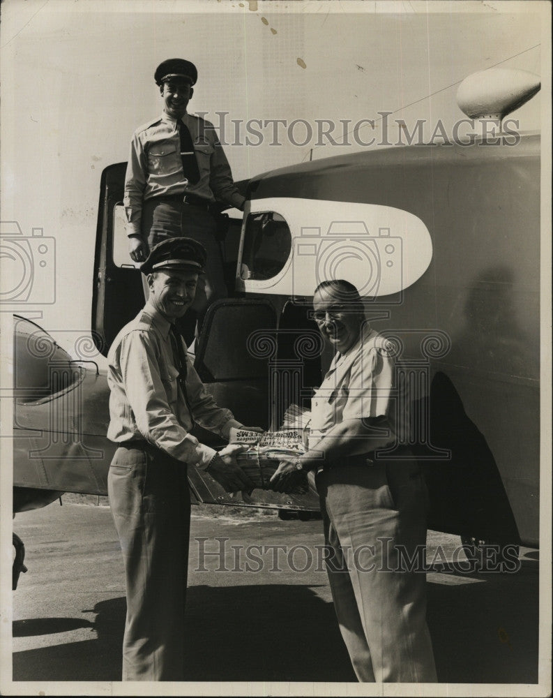 1950 Press Photo Arthur C. Patrick, manager of Patrick&#39;s News, J. Van Arsdale - Historic Images