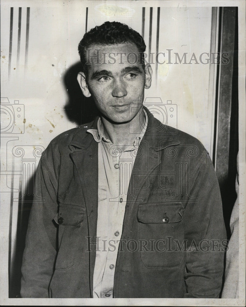 1957 Press Photo Walter Shank leaving the office of the district attorney - Historic Images