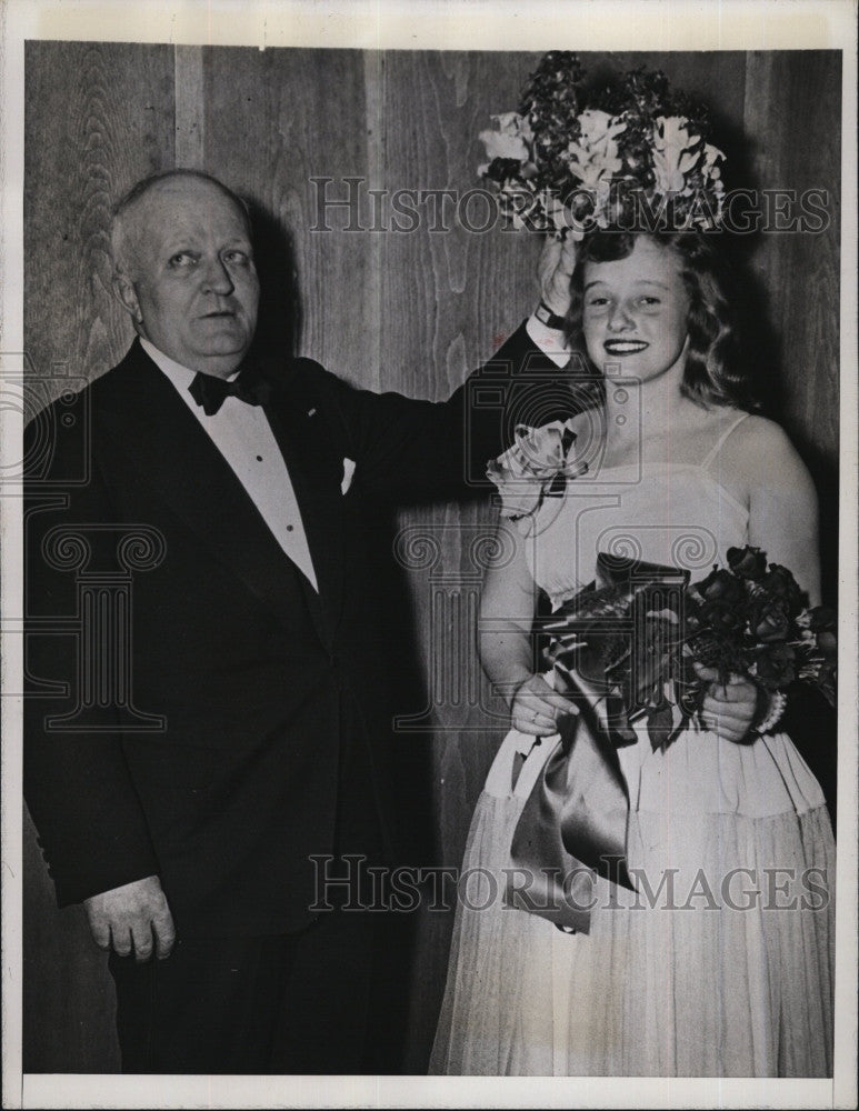 1946 Press Photo Queen of the Ice Carnival Marie Susmann, Gov. Charles Dale