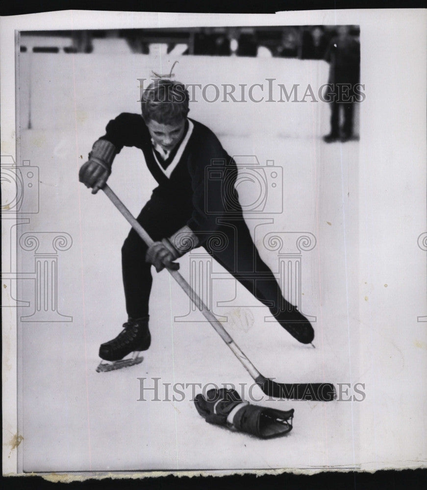 1986 Press Photo  Crown Prince  Carl Gustav of Sweden playing hockey - Historic Images