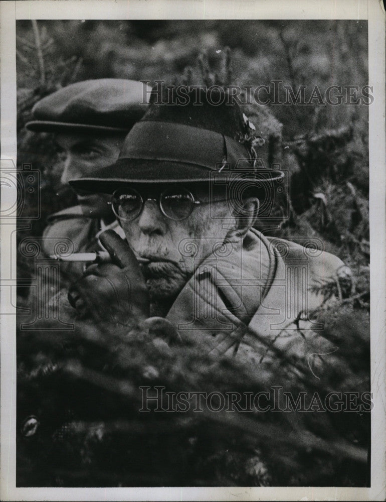 1945 Press Photo King Gustav of Sweden has a cigar - Historic Images