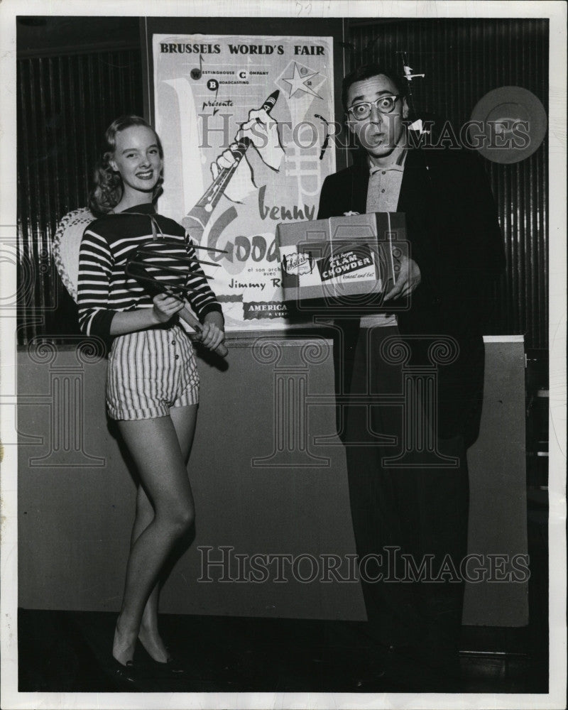 1958 Press Photo Norm Prescott, disc jockey &amp; model Pat Gavin for World&#39;s fair - Historic Images