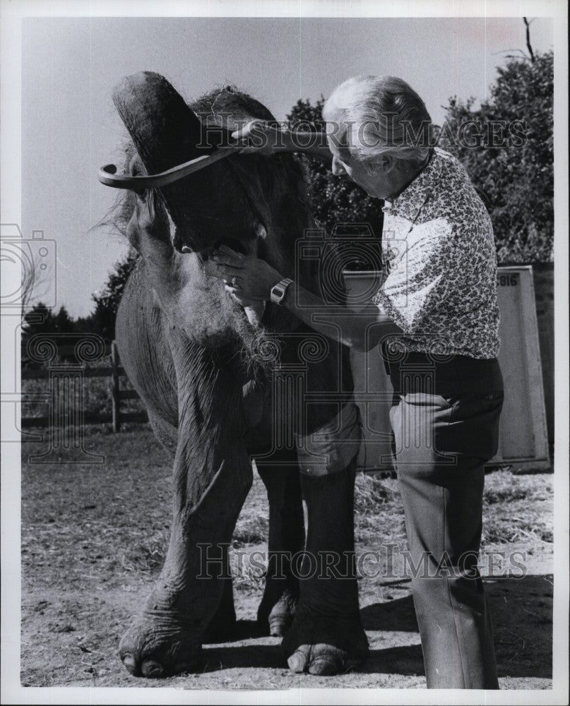 Press Photo Arthur Provencher and his pet elephant - Historic Images