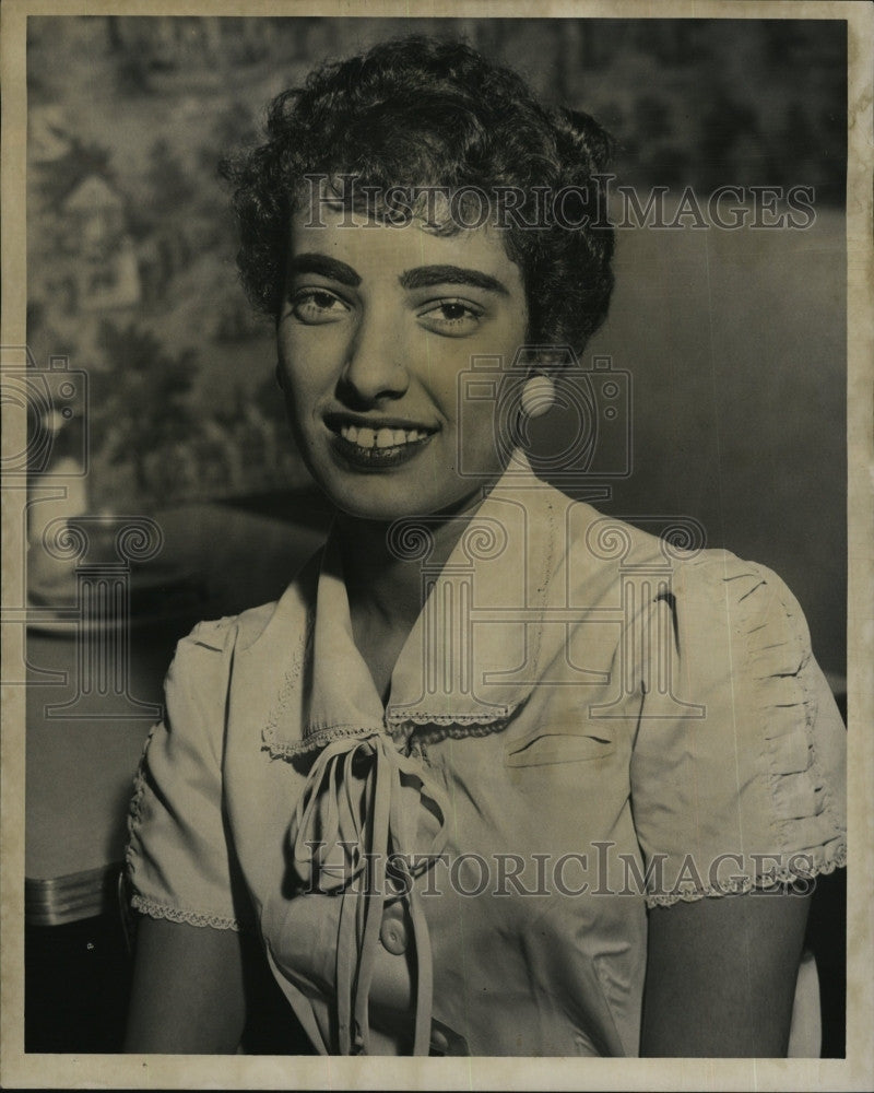 1956 Press Photo Shirley Yuen, waitress - Historic Images