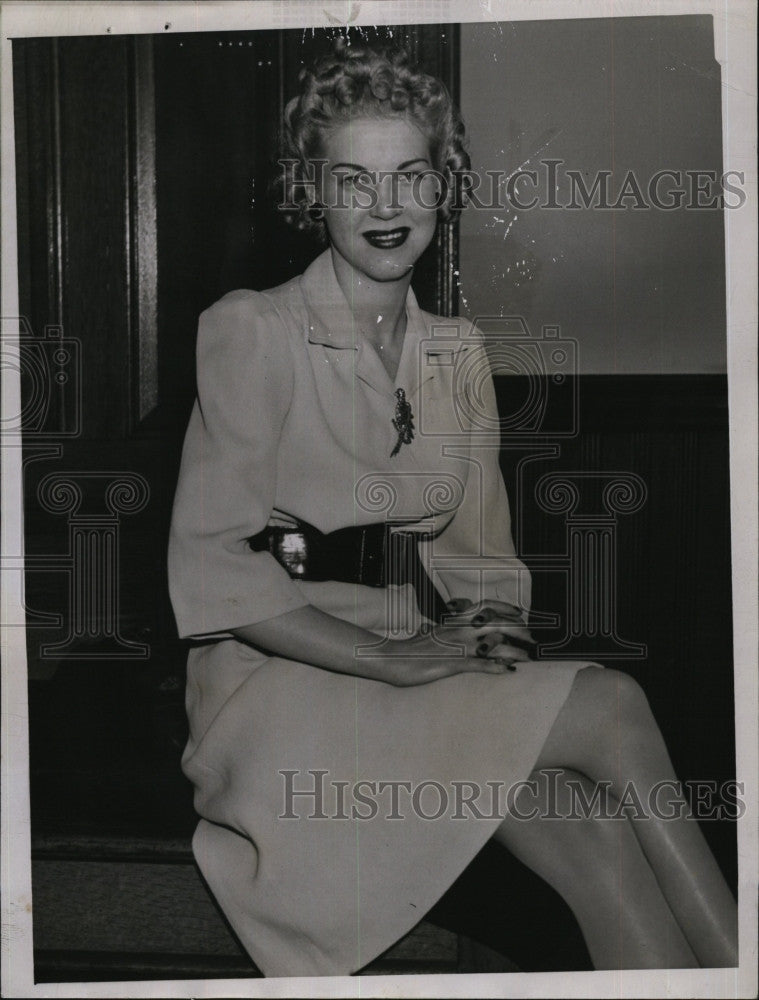 1944 Press Photo Mrs Flora Price after divorce from her husband - Historic Images