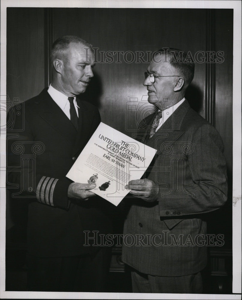 1954 Press Photo Captain Earl M. Swan, UF VP H. Harris Robson - Historic Images