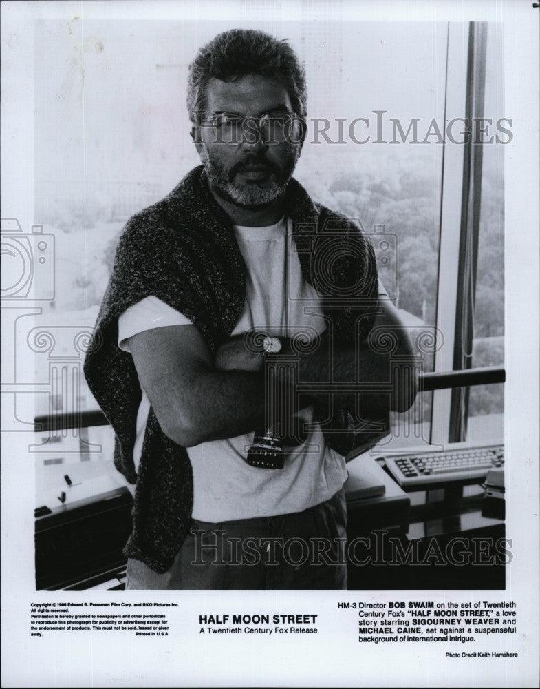 1986 Press Photo Director Bob Swain in &quot;Half Moon Street&quot; - Historic Images