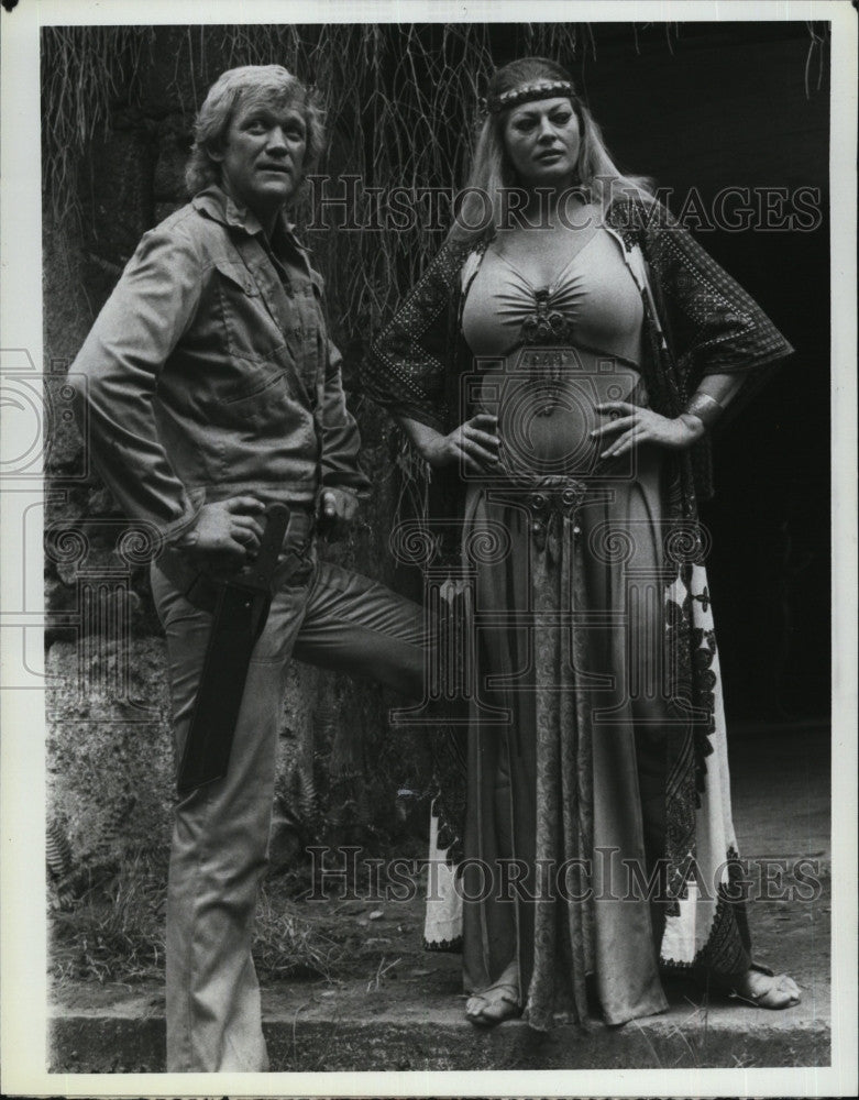 1979 Press Photo Bo Svenson and Anita Ekberg in &quot;Gold of the Amazon Women&quot; - Historic Images