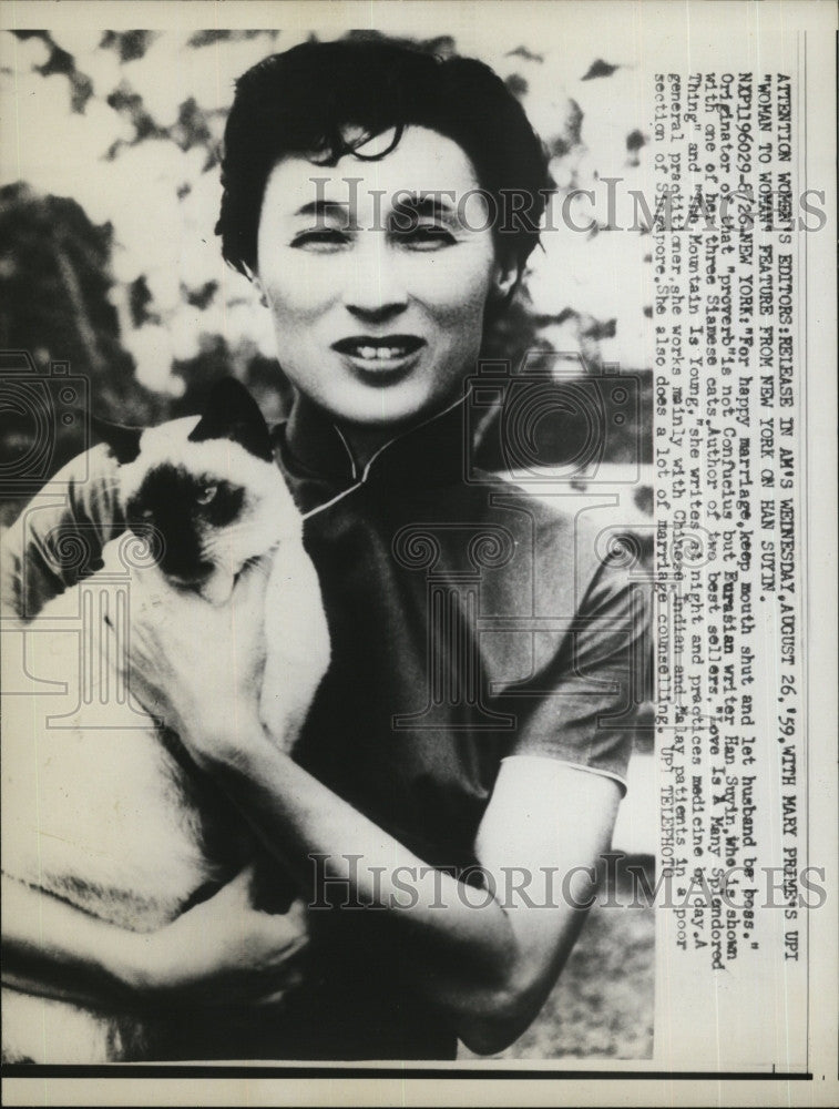 Press Photo Author Han Suyin Shown With One Of Her Cats - Historic Images