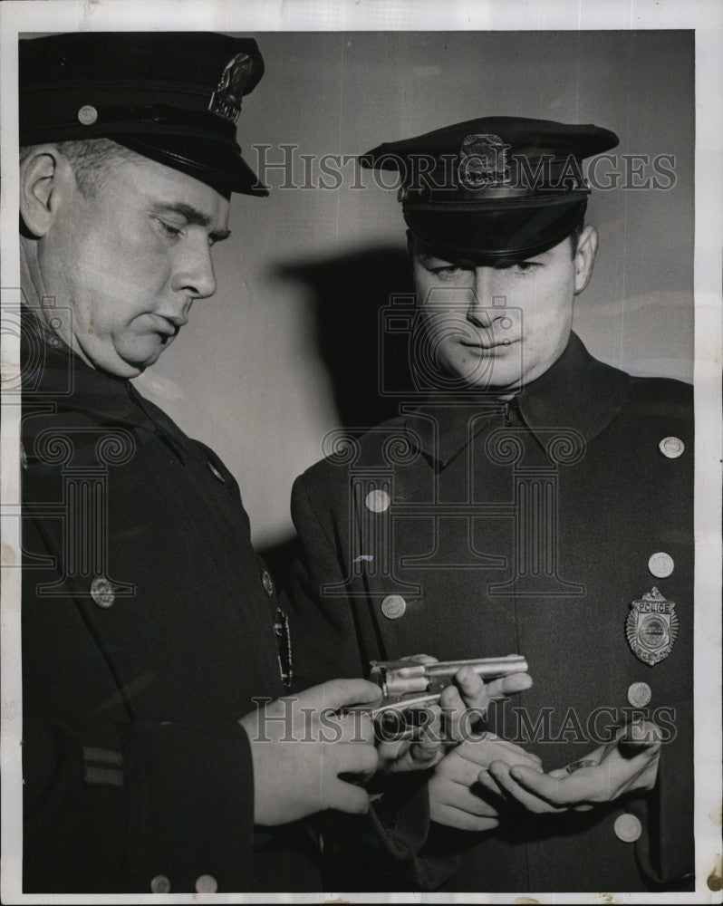 1957 Press Photo Police Officers Mathias Sutton &amp; Lester MacLaughlin Examine Gun - Historic Images