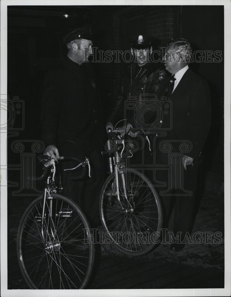 1974 Press Photo Mayor Walter Sullivan Talks With Policemen - Historic Images