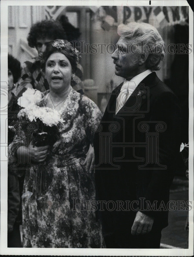 1975 Press Photo Naomi Stevens and Joe Sirola in &quot;The Montefuscos&quot; - Historic Images