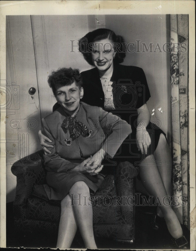 1945 Press Photo Mrs. Clara Wermuth and and her saughter in law Talia - Historic Images