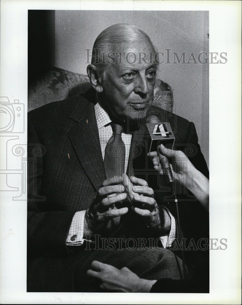 1986 Press Photo Alistair Cooke in &quot;Masterpiece Theater&quot; - Historic Images