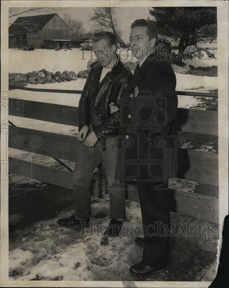 1960 Press Photo Auburn Bakery Hold-Up Suspect Robert Collette Police Herbst - Historic Images