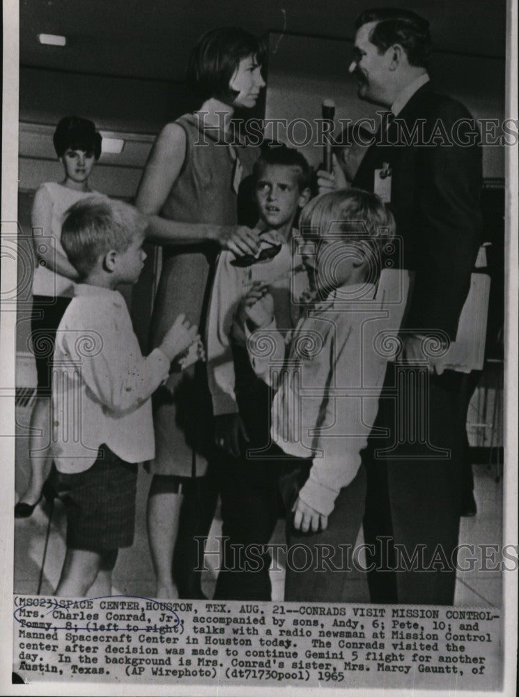 1965 Press Photo Family of Astronaut Charles Conrad, Jr. talks to newsman - Historic Images