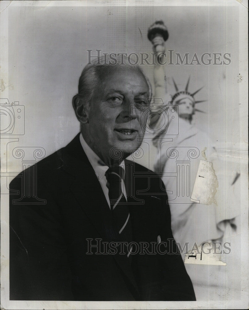 1973 Press Photo Alistair Cooke at the Statue of Liberty - Historic Images