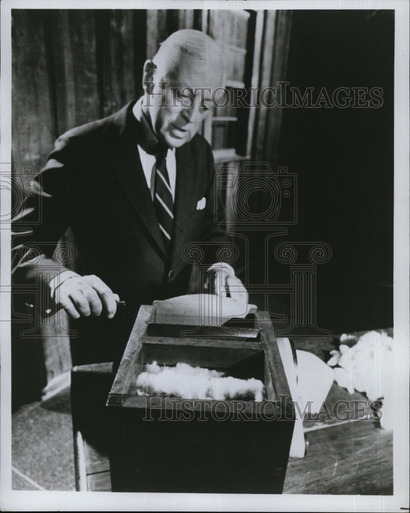 Press Photo Alistair Cooke posing for photo - Historic Images