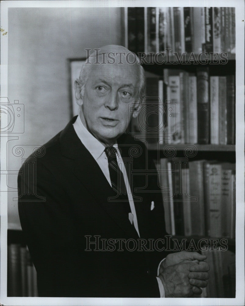 1973 Press Photo Alistair Cooke in &quot;America&quot; - Historic Images