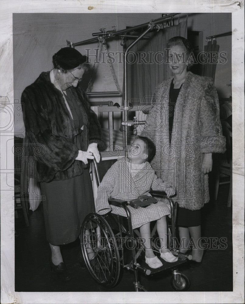 1958 Press Photo Somerville Kiwanis Club donated wheelchair and cribs. - Historic Images