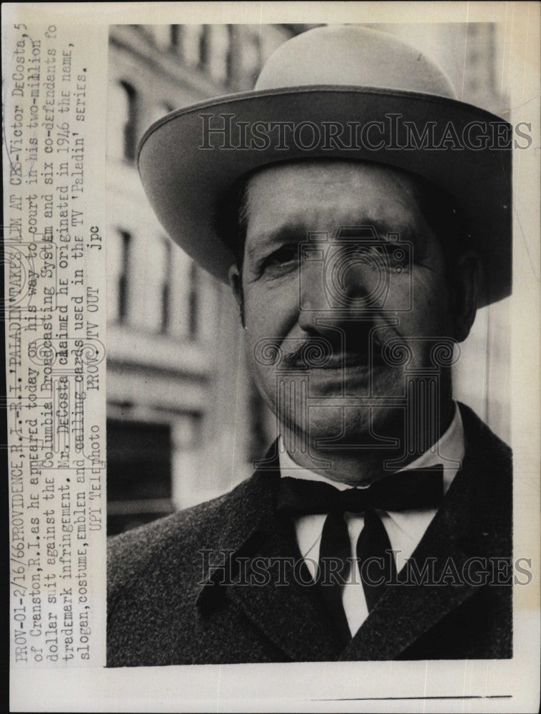 1966 Press Photo Victor DeCosta on his $2M Suit against Columbia Broadcasting - Historic Images