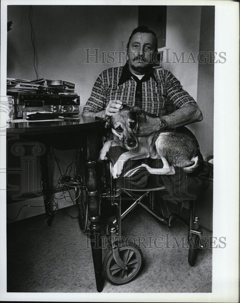 Press Photo Jim Costas, disabled man with his dog Jingles. - Historic Images