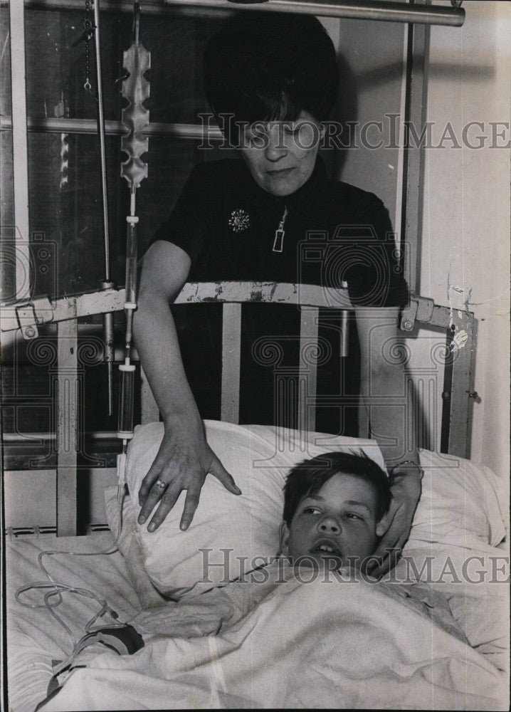 1968 Press Photo Stephen Cornell,lost left leg in train accident with his mother - Historic Images