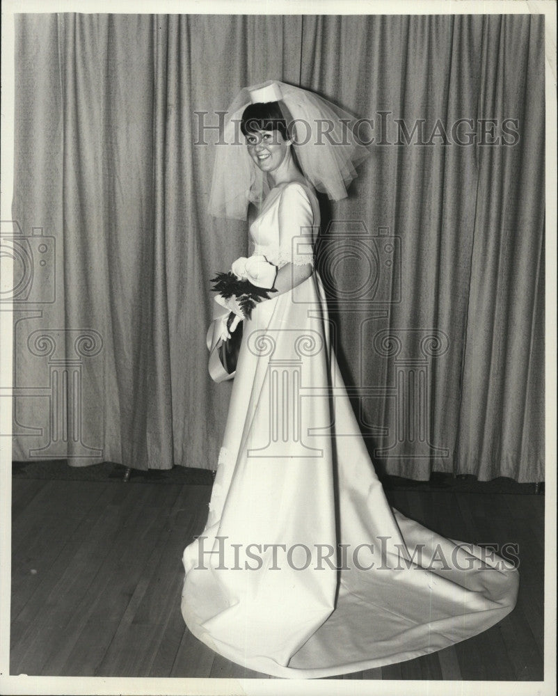 1966 Press Photo Mrs.Steophen Corrieri,former Paula Marie McCarthy. - Historic Images