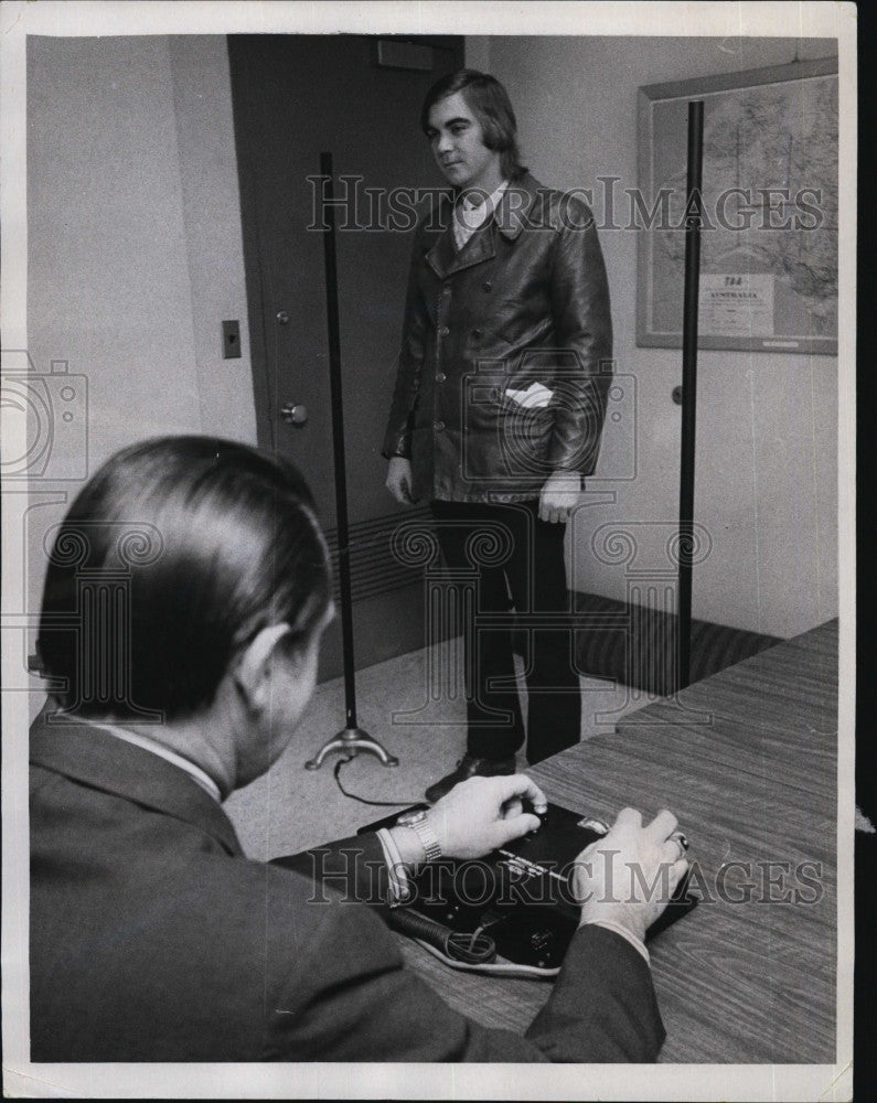 1972 Press Photo Reporter Paul Corsetti stand in Magna Iomaeter detects metal. - Historic Images
