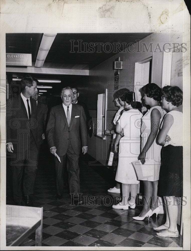 Press Photo Bobby Kennedy Speaking with Edward&#39;s Doctor After Plane Crash - Historic Images