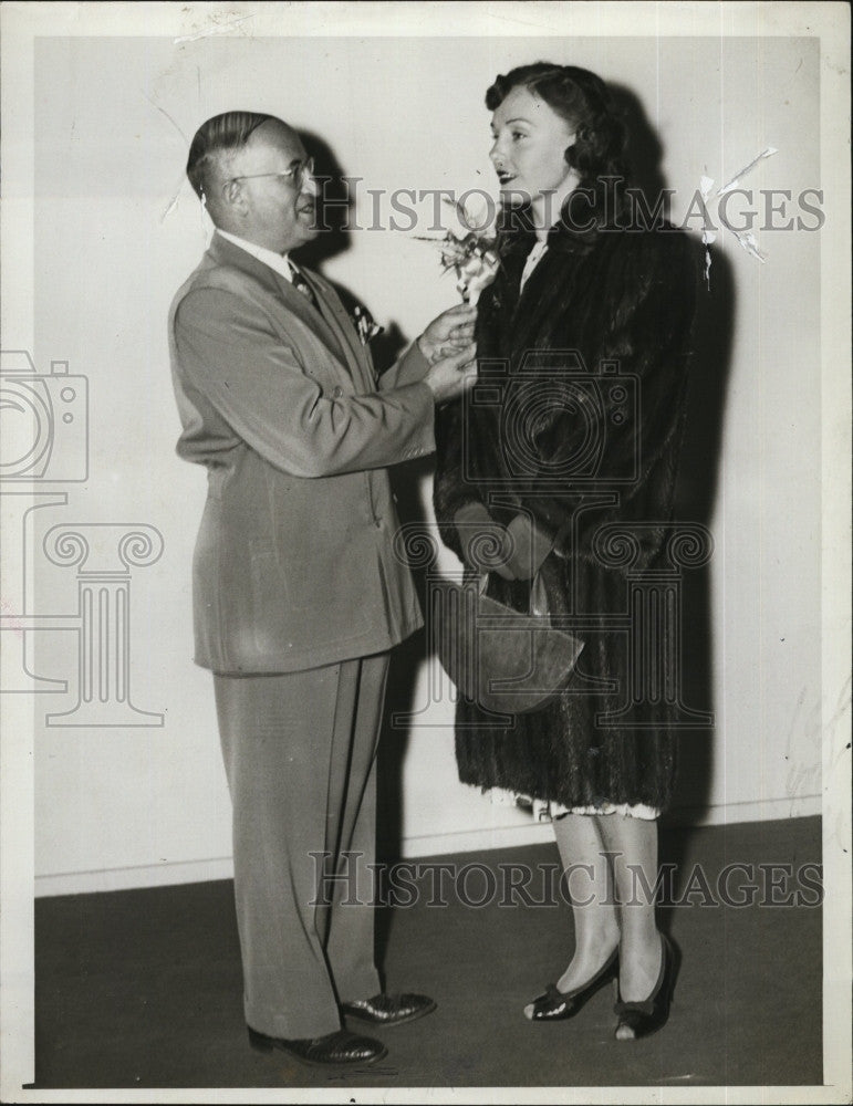 1942 Press Photo Madge Evans with Henry Yozell of Scott Furriers - Historic Images