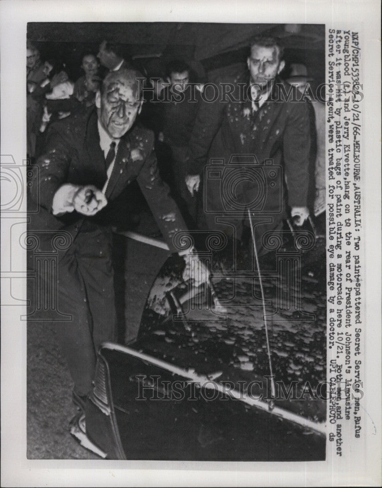 1966 Press Photo Secret Service &amp; Pres. Johnson&#39;s car hit by paint bags - Historic Images