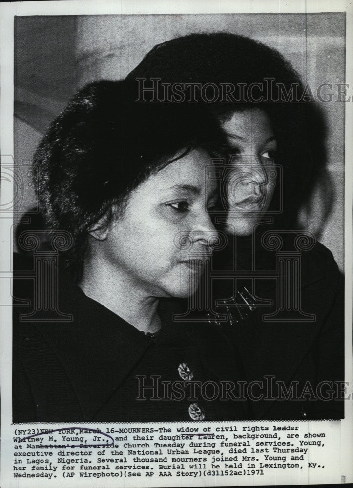 1971 Press Photo Widow of civil rights leader WM Young Jr &amp; their daughter - Historic Images