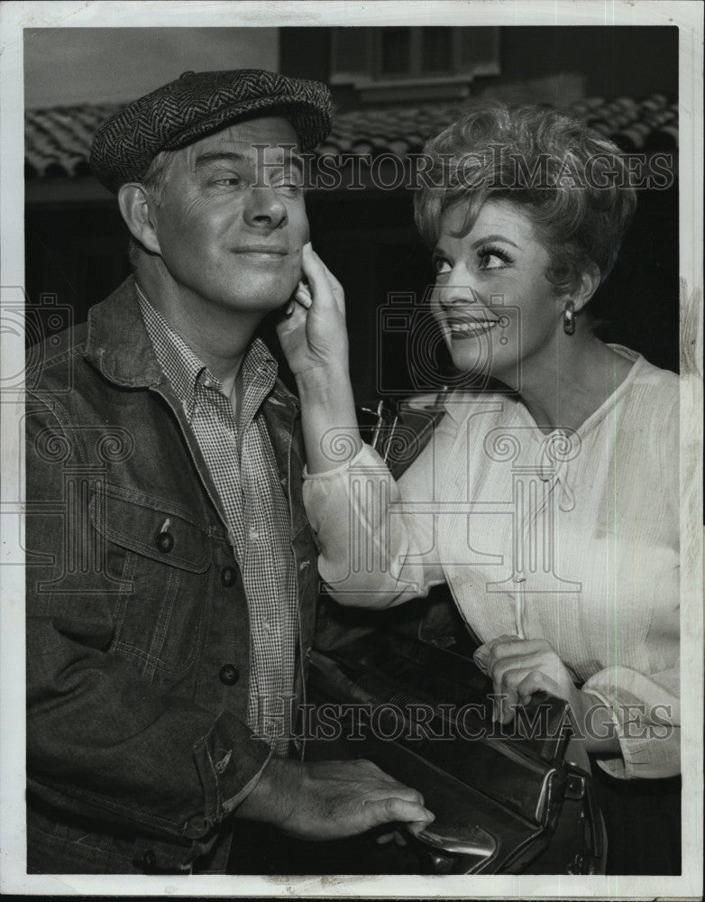 1960 Press Photo &quot;Kentucky Jones&quot; Harry Morgan &amp; Carole Cooke - Historic Images