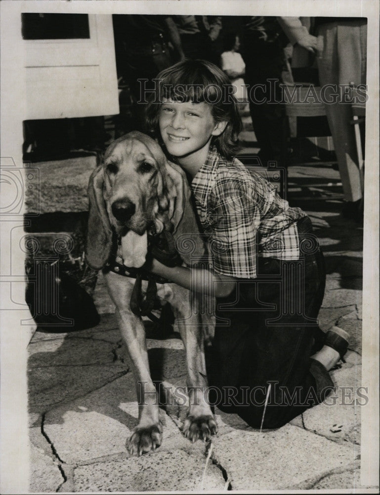 1952 Press Photo Charlotte Cook and her bloodhound - Historic Images