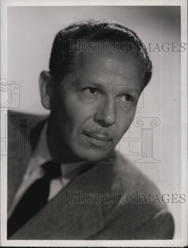 1949 Press Photo Roger Pryor, narrator for &quot;Theatre Guild on the Air&quot; - Historic Images