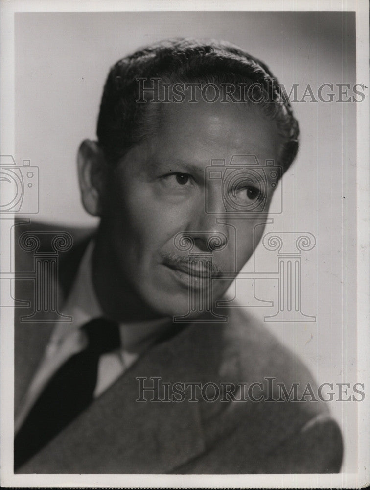 1949 Press Photo Roger Pryor, narrator for "Theatre Guild on the Air" - Historic Images
