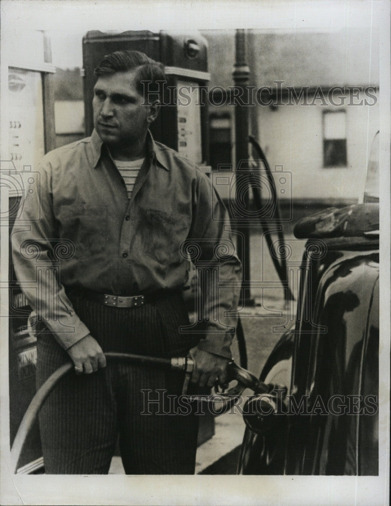 1946 Press Photo Former Maj. Arthur Wermuth now works in a filling station - Historic Images