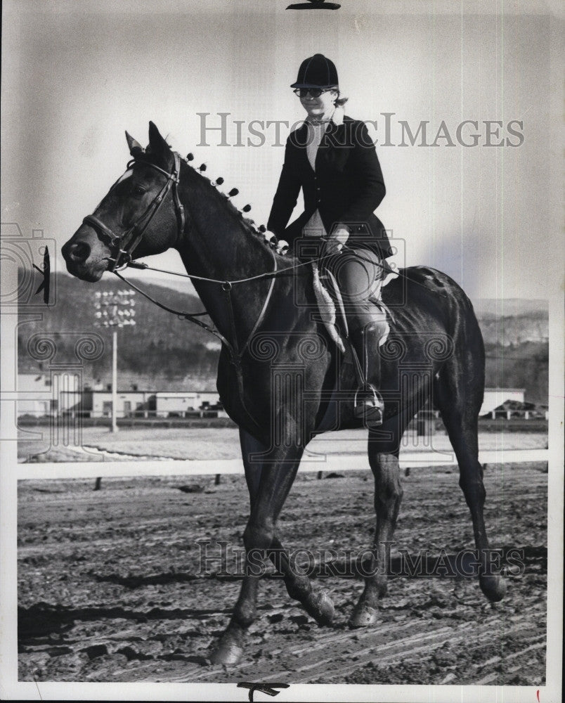 1972 Press Photo Nancy Pultz First Woman Outrider On Horse Green Mountain Park - Historic Images