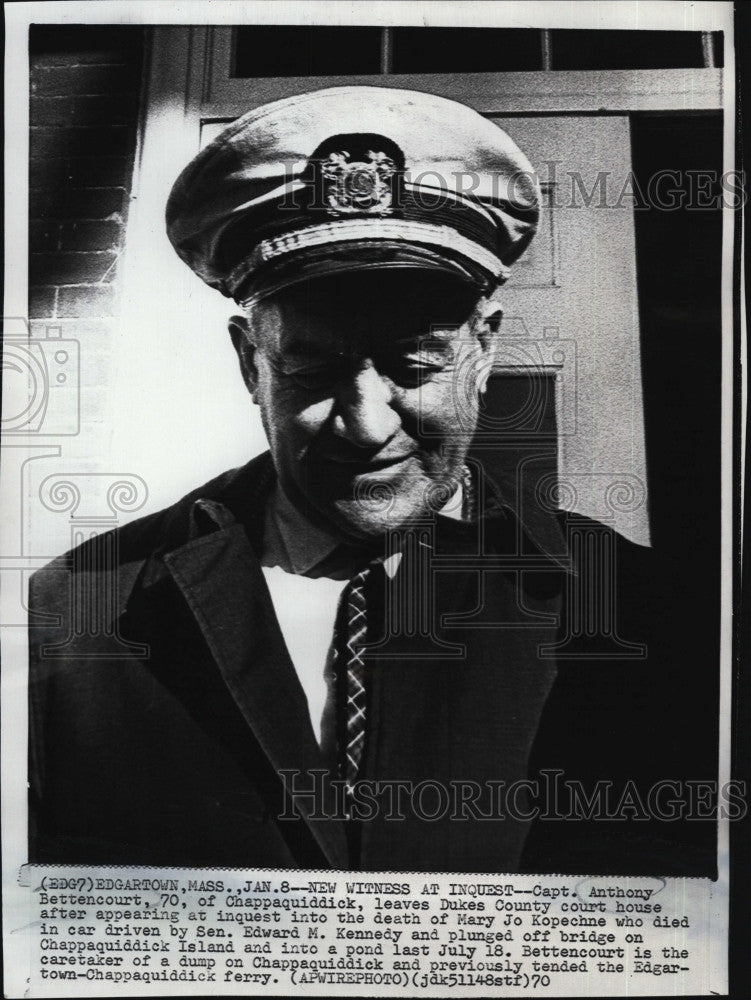 1970 Press Photo Capt Anthony Bettencourt Leaves Court After Inquest - Historic Images