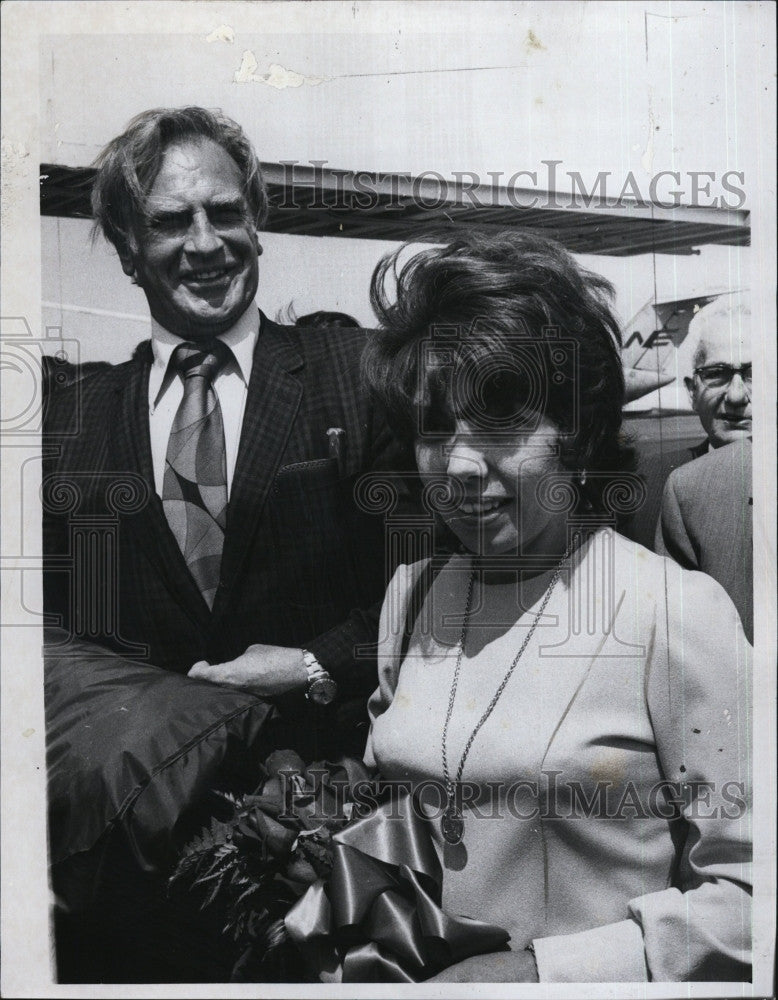 1971 Press Photo Journalist Paul Bethel &amp; Wife In Cuba - Historic Images