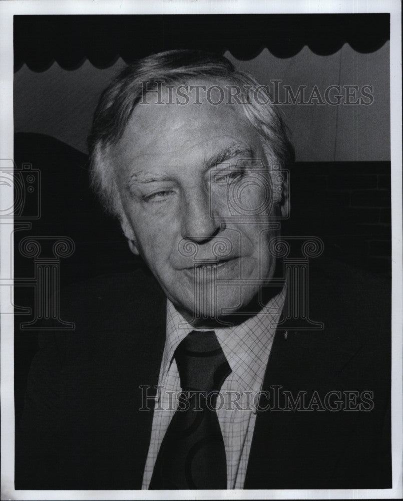 1975 Press Photo Author Journalist Paul Bethel - Historic Images