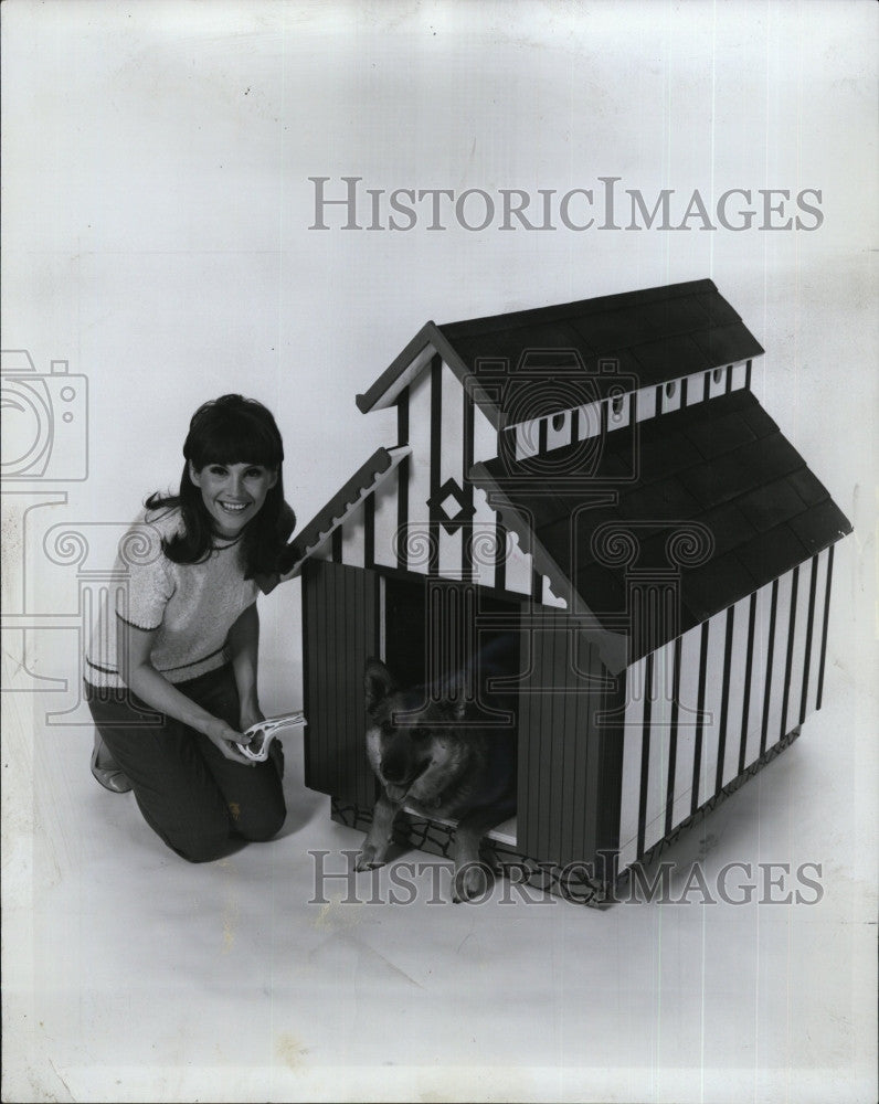 2001 Press Photo Actress Carol Merrill and a dog - Historic Images