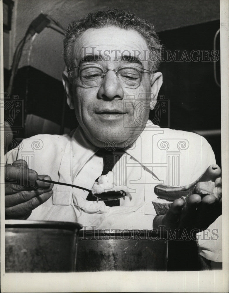 1946 Press Photo Joe Merlino Serves Up &quot;Open Face&quot; Hot Dog to Save Food - Historic Images