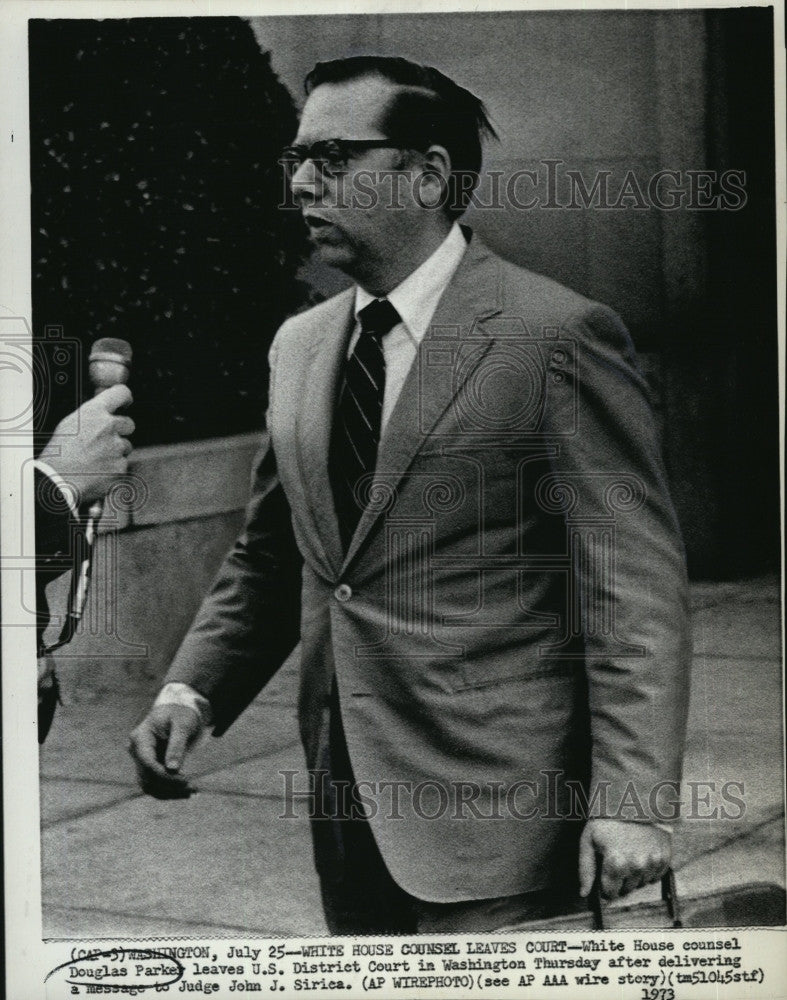 1973 Press Photo White House counsel Douglas Parker leaving district court - Historic Images