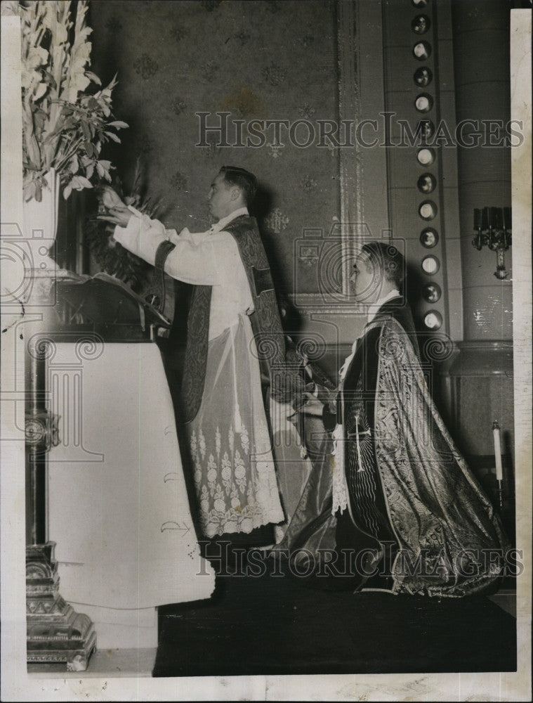 1956 Press Photo Rev. Edmund Parker&#39;s first mass at Mission Church in Roxbury - Historic Images