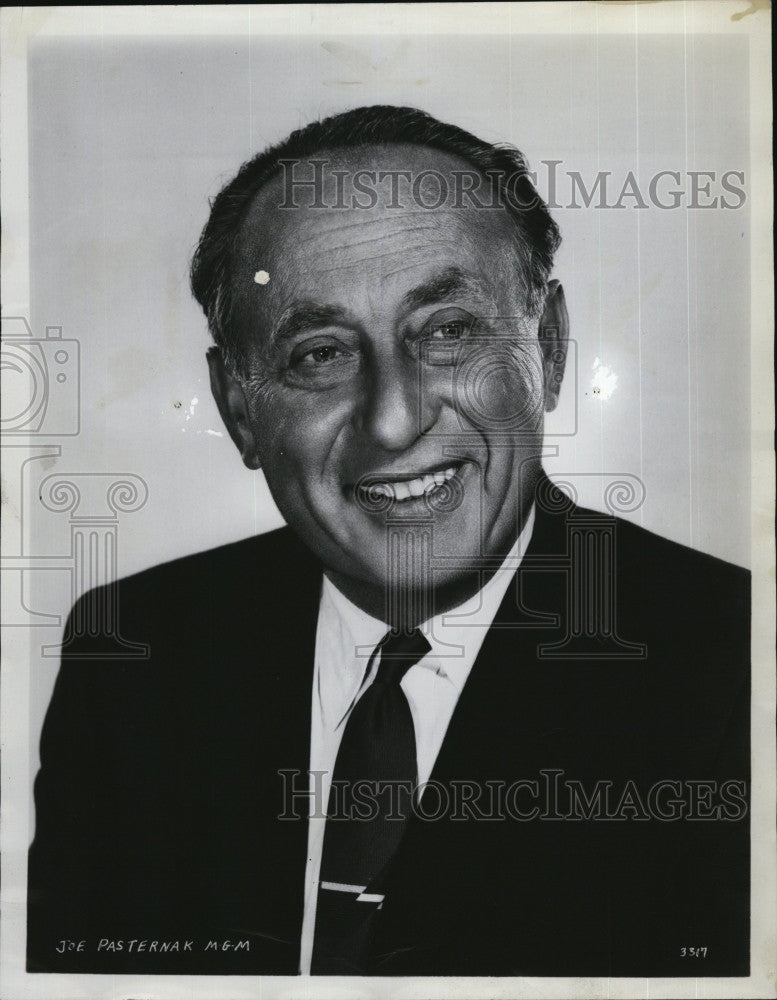 1960 Press Photo Joe Pasternak,producer of &quot;Please Don&#39;s Eat the Daisies&quot; - Historic Images