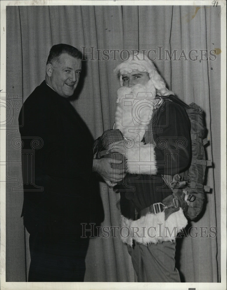 1968 Press Photo Edward Cowhig, Priest With Santa - Historic Images